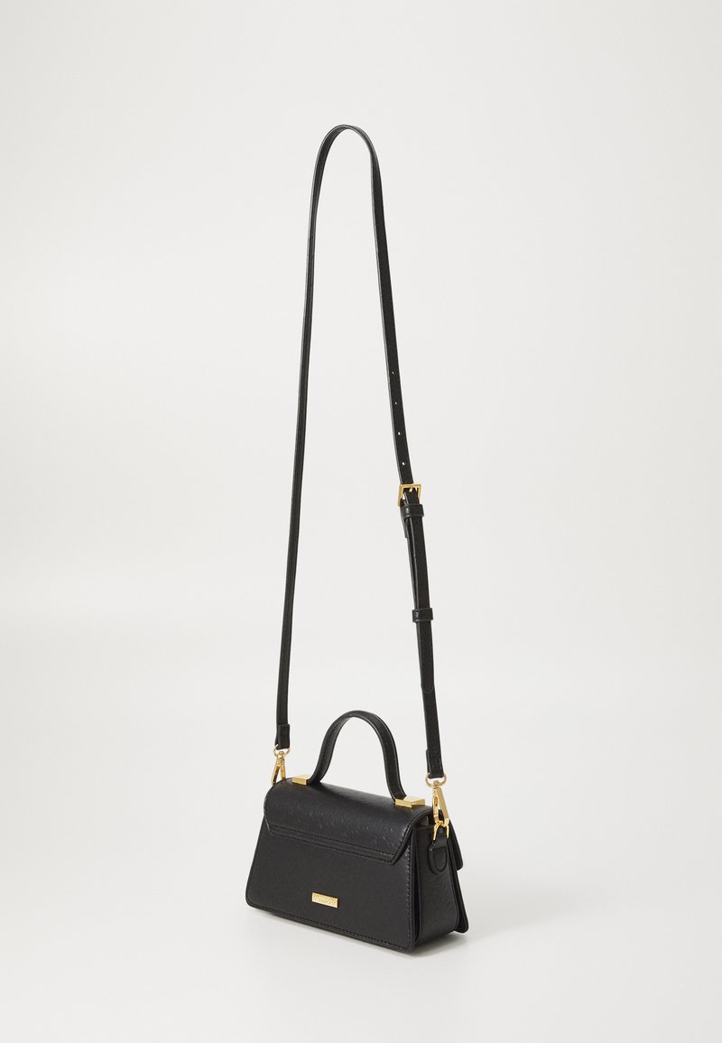 Sac à main en cuir noir avec une forme structurée, anse supérieure et bandoulière réglable. Doté de quincaillerie dorée et d'une finition texturée subtile.