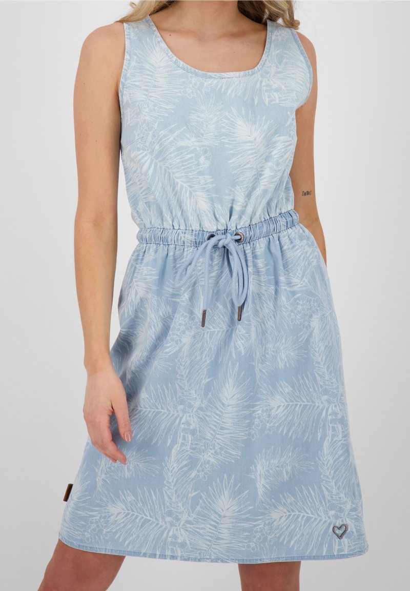 Robe bleu clair en tissu doux avec un motif de feuilles de palmier. Sans manches, avec une taille élastique et un détail de cordon de serrage ajustable.