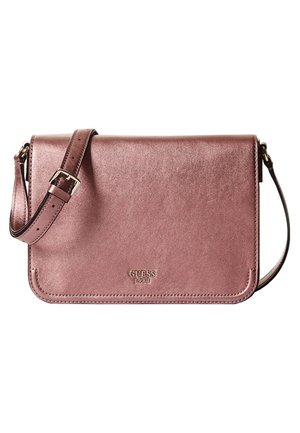 Metallinen ruusukultainen olkalaukku säädettävällä hihnalla ja "GUESS 1981" -logo etukannessa, tyylikäs ja suorakulmainen muotoilu.