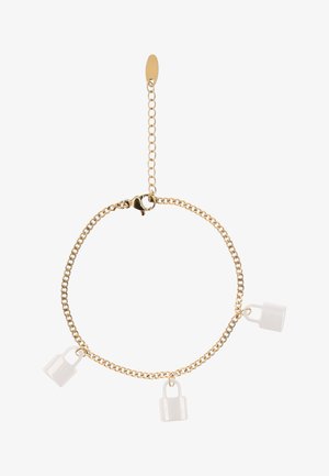 Gouden kettingarmband met drie kleine witte handtashangers gelijkmatig verdeeld, voorzien van een karabijnsluiting en verstelbare kettingverlenging.