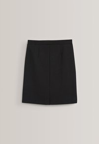 Sort mini nederdel med en glat tekstur, der har en tætsiddende talje, to fortil plisseringer og en lige silhuet. Ingen synlige metaldele eller mønstre.