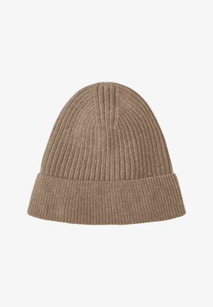 Braune Strickmütze mit gerippter Textur, ausgestattet mit einem umgeschlagenen Rand und einem glatten oberen Abschnitt, aus weichem Material gefertigt.