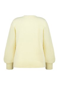 Geel, pluizige trui met een ronde hals, lange mouwen en geribbelde boorden. Zachte textuur met een losse pasvorm. Geen zichtbare patronen of versieringen.