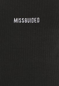 Černý žebrovaný top s bílým vyšitým nápisem "MISSGUIDED" ve středu, s hladkou texturou a přiléhavým střihem.