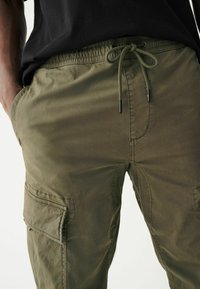 Next STRETCH UTILITY REGULAR TAPERED - Kareiviško stiliaus kelnės - khaki green