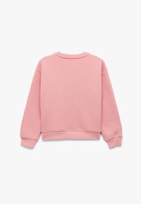 Różowy sweatshirt z okrągłym dekoltem, opadłymi ramionami i ściągaczami na mankietach. Ma prostą, gładką fakturę i luźny krój.