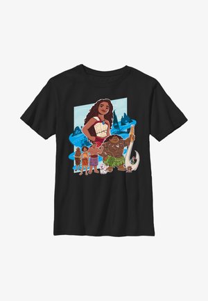 Sort t-shirt med et farverigt grafisk motiv med karakterer fra en film, herunder en pige med langt hår og strandtøj, omgivet af yderligere figurer.