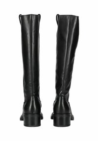 Bottes noires en cuir montant jusqu'au genou avec une texture lisse, bout rond et talon empilé. Comprend une languette en haut pour un enfilage facile.