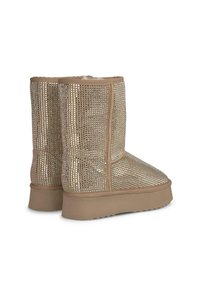 Złote, plecione ankle boots z teksturowanym siateczkowym wierzchem oraz brązowymi gumowymi podeszwami. Posiadają okrągły czubek i subtelne detale z przeszyciami.