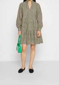 YAS Vestido informal - grey