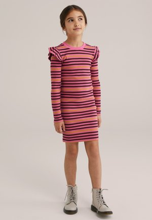 Gestreepte jurk met roze, zwarte en gele lijnen, voorzien van gerimpelde mouwen. Model draagt grijze veterschoenen. Soepele katoenen textuur.