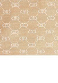 Beżowa tkanina z powtarzającym się jasnym owalnym wzorem z przeplatającymi się literami. Gładka tekstura z delikatnym połyskiem.