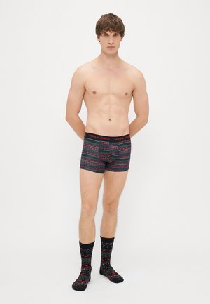 Boxershorts i mørkt stof med et festligt mønster i rød og blå; elastisk talje og matchende mønstrede sokker. Glat tekstur, tætsiddende design.