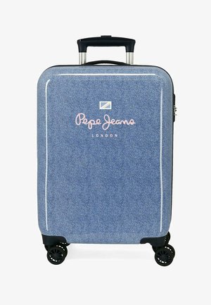 Maleta rígida texturizada azul con cuatro ruedas giratorias negras, asa retráctil y logo "Pepe Jeans London" en rosa y blanco.
