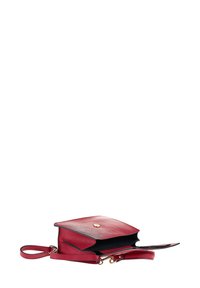 Borsa a mano rossa in pelle con finitura testurizzata, hardware dorato e tracolla removibile. Il flap aperto rivela un ampio spazio interno e una fodera a contrasto.