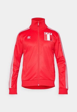 Veste de survêtement rouge en tissu lisse, avec un col haut, un zip complet, des bandes blanches sur les manches et un emblème FPP sur la poitrine.