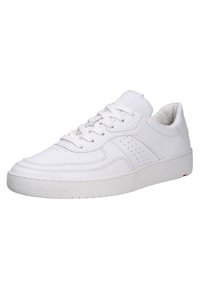 Sneaker bianchi in pelle con un design perforato, chiusura con lacci e suola in gomma testurizzata. Stile minimalista con dettagli di cucitura sottili.