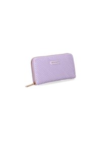Portafoglio viola a trama con chiusura a zip, caratterizzato da un motivo a griglia e una placca con logo dorato sulla parte anteriore. Finitura liscia e profilo sottile.