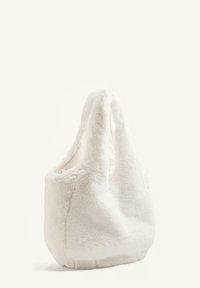 Biała torba na ramię z imitacji futra o zaokrąglonym kształcie, głębokim otwarciu i dwoma wydłużonymi uchwytami. Miękka futrzana faktura pokrywa całą zewnętrzną powierzchnię.