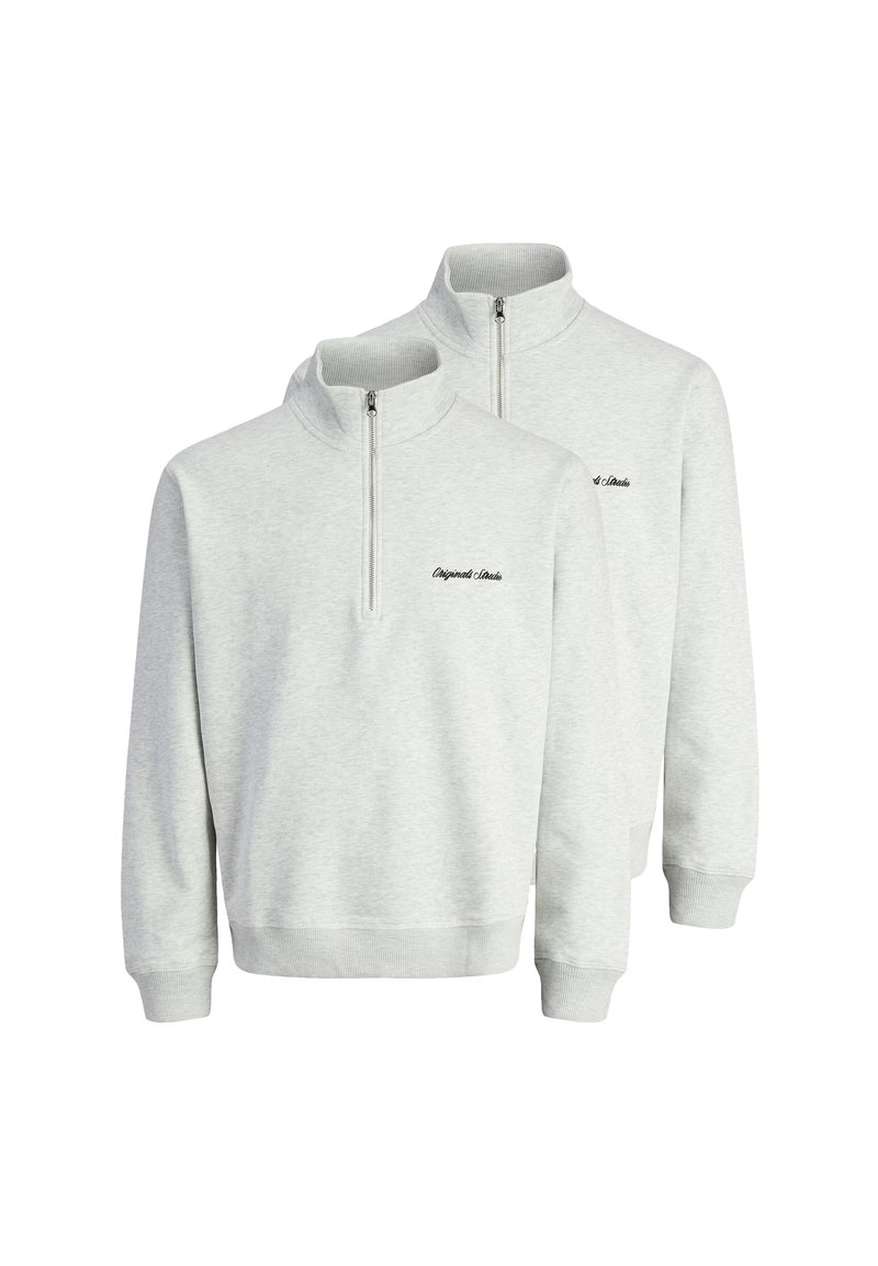 Sweatshirts gris avec col montant et fermeture éclair mi-longue. Caractéristiques : poignets côtelés, coupe décontractée et logo noir brodé sur la poitrine.