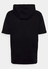 Svart kortärmad hoodie med mjuk textur och stor, rund huva. Enkelt design utan ytterligare mönster eller hårdvarudetaljer.