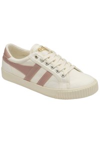 Baskets en toile blanche avec des accents en cuir rose pâle, lacets, œillets en métal et semelle en caoutchouc texturé. Logo doré sur la languette.