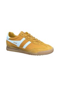 Zapatilla deportiva amarilla con acentos marrón y blanco, construcción de ante texturizado y tela, puntera redonda y suela de goma con un diseño en el tread.