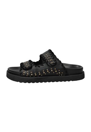 Zwarte slip-on sandaal met twee gespikkelde bandjes, dikke zool en gegolfde uitsnijdingsdetails langs de randen.