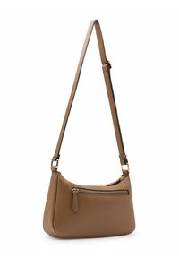 Sac à épaule en cuir brun texturé avec un design incurvé, une sangle réglable et une poche zippée à l'avant avec des accents en or.