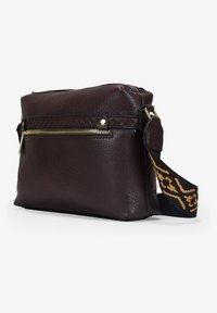 Bolso cruzado de cuero marrón con un acabado texturizado, que cuenta con un bolsillo frontal con cremallera y una correa ajustable con un patrón.