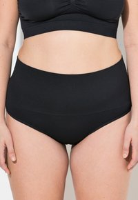Schwarze hochgeschnittene Slips aus glattem, elastischem Stoff mit nahtlosem Design. Ausgestattet mit einem weichen Bund und voller Abdeckung für zusätzlichen Komfort.