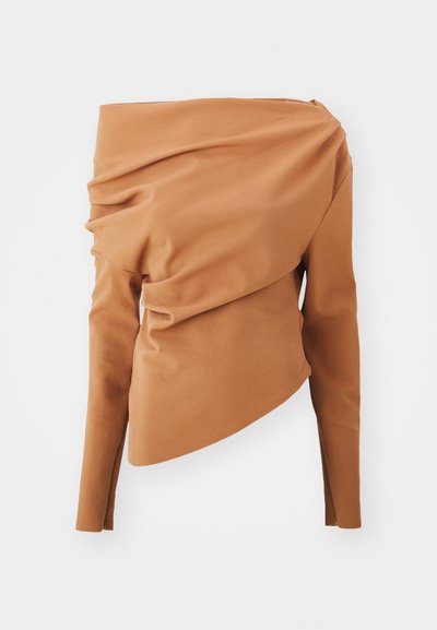 A.W.A.K.E. MODE OFF SHOUDER ASYMMETRIC LONGSLEEVE - Pusero - ginger