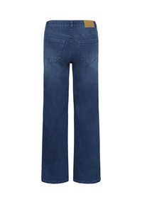 Jeans en denim bleu foncé à jambes larges montrés de dos avec deux poches arrière et une étiquette en cuir marron de la marque sur la taille.