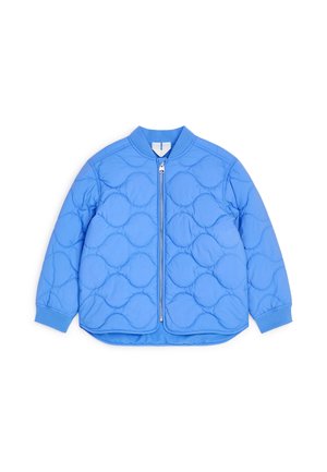 Veste matelassée bleu clair avec motif de couture circulaire, fermeture éclair intégrale à l'avant, col et poignets côtelés, manches longues, et ourlet légèrement incurvé.