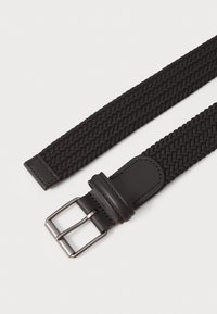 Cinturón negro tejido con un diseño trenzado, complementado con un respaldo de cuero suave y una hebilla plateada mate.