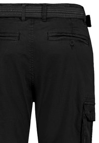 Schwarze Cargo-Hosen mit Front- und Gesäßtaschen, glatter Textur und einem strukturierten schwarzen Gürtel mit Nähdetails.