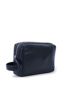 Tracolla in pelle blu navy con forma rettangolare, texture liscia, chiusura con zip e manico laterale per un facile trasporto.