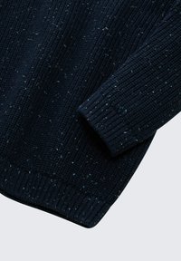 Dunkelblauer gestrickter Pullover mit strukturiertem Rippenmuster, der mehrfarbige Sprenkel aufweist. Die Bündchen sind gerippt und verleihen dem Design eine strukturelle Note.