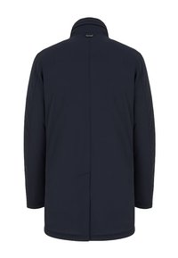 Granatowy płaszcz z wysokim kołnierzem, długimi rękawami, gładką teksturą i prostym krojem. Posiada minimalne przeszycia i brak widocznych elementów metalowych.
