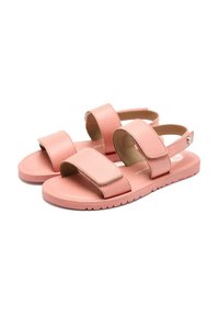 Sandalias rosas con un acabado de cuero suave, dos correas de Velcro ajustables y una suela de goma texturizada para agarre y comodidad.