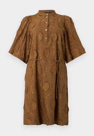 Abito marrone ricamato con colletto, maniche corte a sbuffo e vita con cordoncino. Presenta motivi ovoidali e bottoni lungo la parte anteriore.
