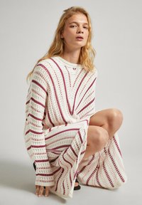 Trikotāžas kleita ar balto pamatni, kurai ir bordo un rozā svītru raksti, garas piedurknes, apaļa kakla izgriezums un brīvs griezums.