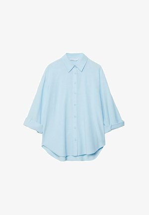 Svijetloplava košulja napravljena od mekog materijala, s klasičnim ovratnikom, prednjim kopčanjem na dugmad i podvrnutim rukavima za opušteni izgled.