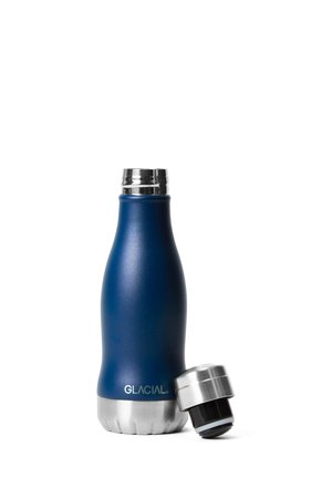 Botella de agua azul aislada de acero inoxidable con tapa plateada retirada y colocada al lado, con la marca "GLACIAL" en la parte inferior.