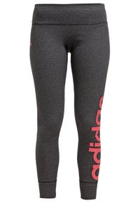 Mörkgråa tajta leggings med bred midjeresår och en stor vertikal rosa "adidas"-logotyp på högra benet.