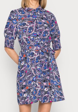 Robe à motif floral avec des fleurs bleues, roses, oranges et blanches, manches courtes avec poignets élastiques, et ceinture nouée à la taille.