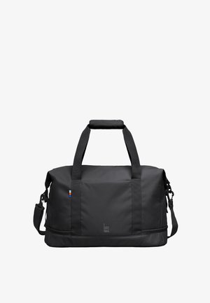 Bolsa de viaje rectangular negra con dos asas, agarre acolchado, correa de hombro ajustable y una pequeña etiqueta multicolor en el lateral.