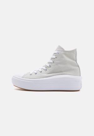 Lichtgrijze high-top sneakers van canvas met zes veterogen, witte rubberen neuskap en een dikke witte platformzool. Textuurstofafwerking.