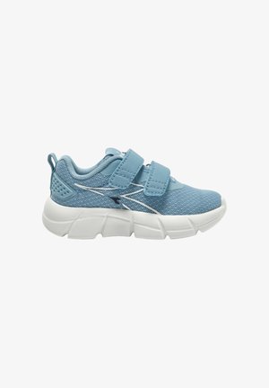 Scarpa da ginnastica per bambini azzurro chiaro con suola bianca spessa e due strap di Velcro, realizzata in tessuto a rete e materiali sintetici.