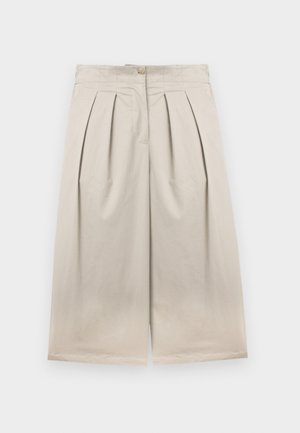 Pantalon beige taille haute à jambes larges et courtes, avec plis devant, fermeture à bouton et zip, présenté sur un fond uni.
